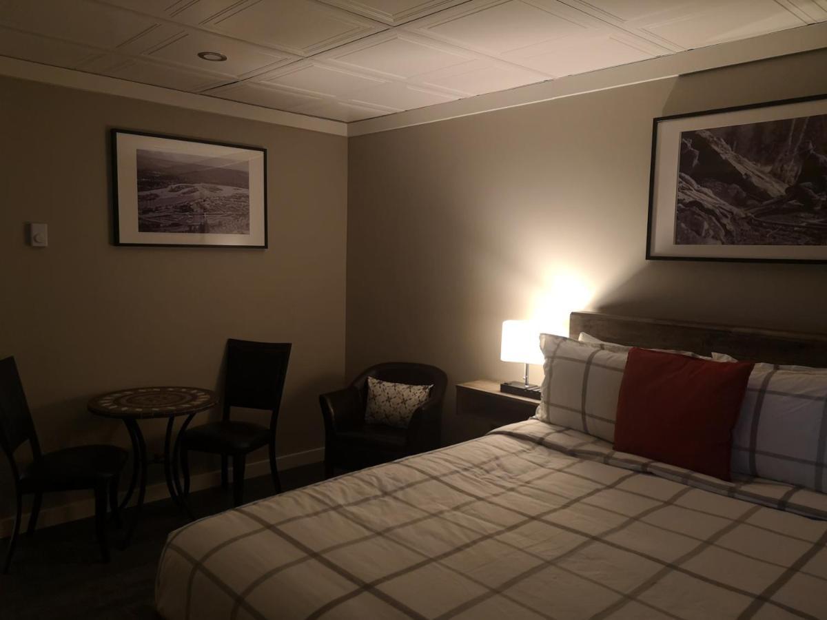 גולדן The Cache Hotel And Lodgings מראה חיצוני תמונה